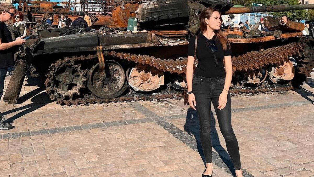 Жена Решетника показала фото на фоне разбитой российской техники и вспомнила первый день войны - Showbiz