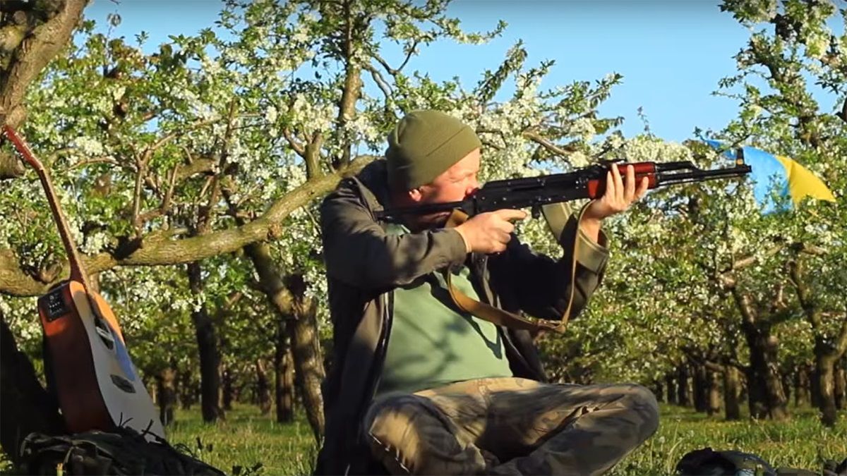 З гітарою і зброєю гурт ТІК перевипустив кліп на знамениту пісню "Так, я люблю Україну" - Showbiz З гітарою і зброєю гурт ТІК перевипустив кліп на знамениту пісню "Так, я люблю Україну" - Showbiz