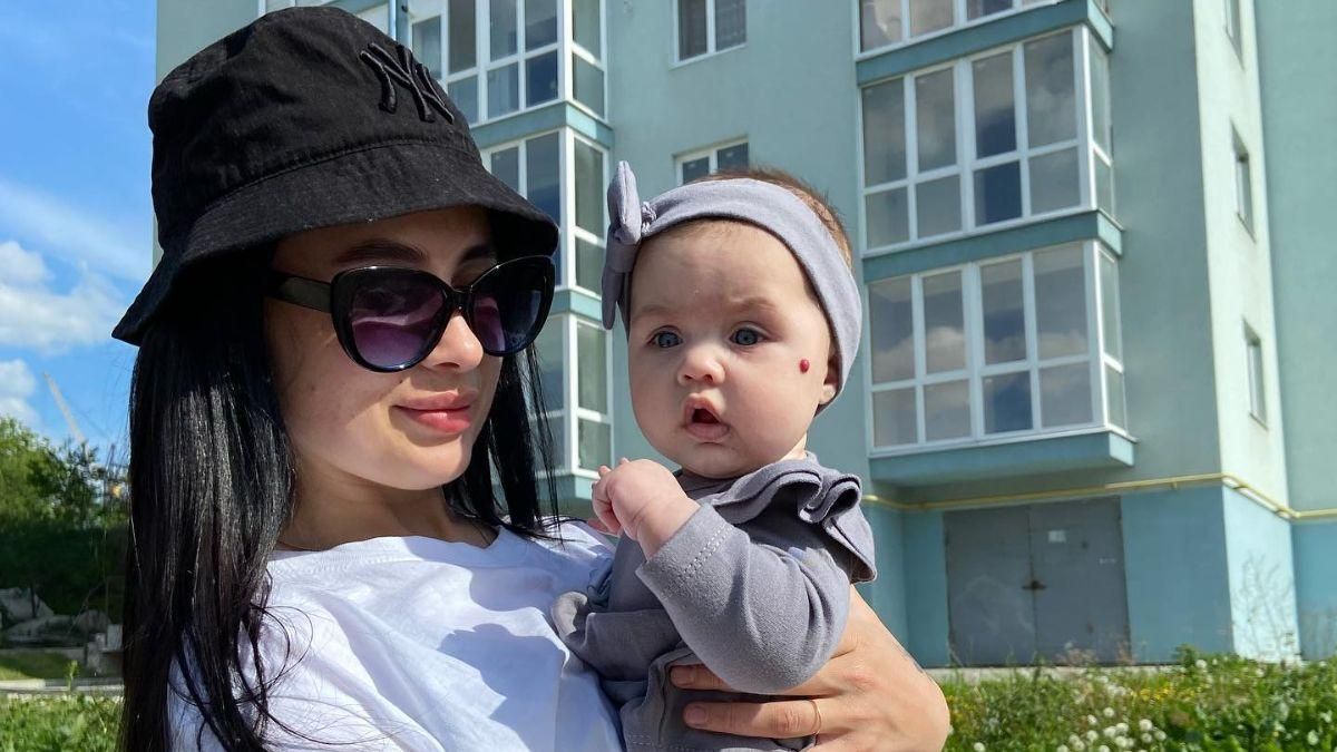 Жена и дочь Романа Сасанчина вернулись в Украину миловидное фото - Showbiz Жена и дочь Романа Сасанчина вернулись в Украину миловидное фото - Showbiz