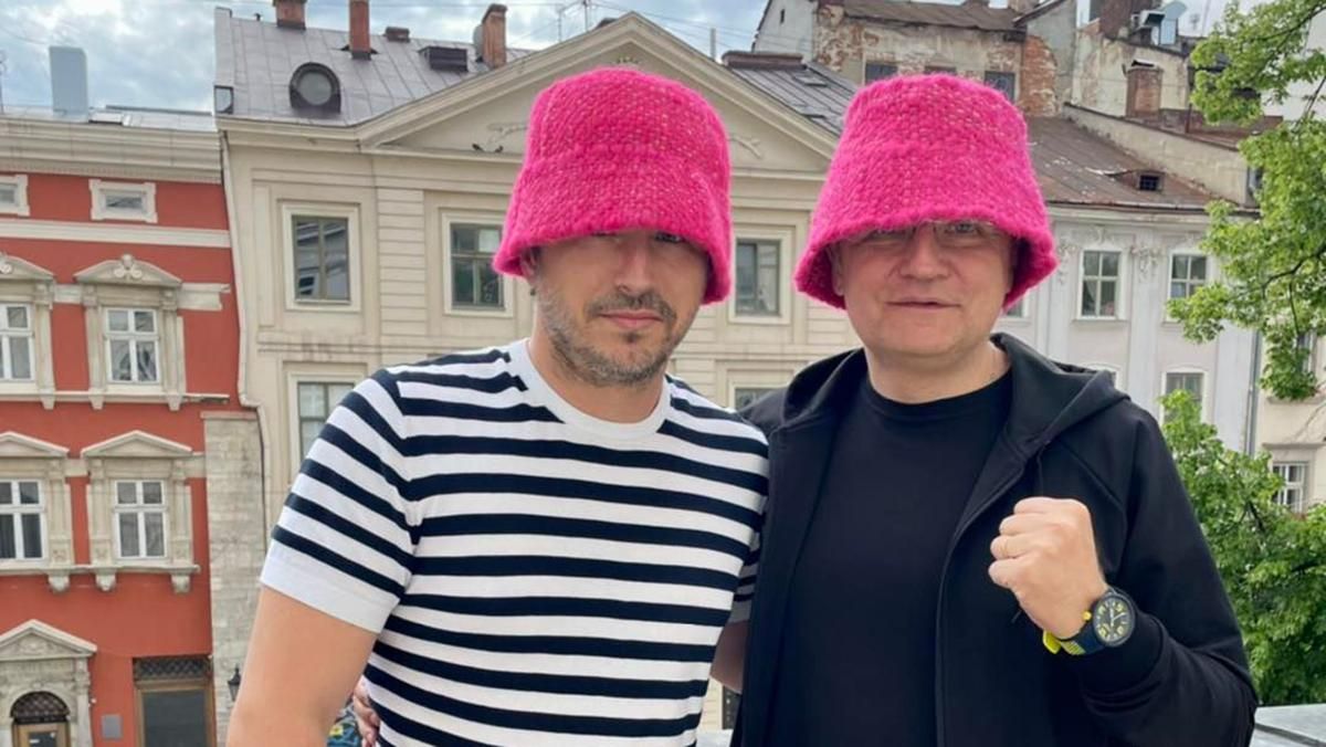 Садовой помогает Притуле продавать трофеи Евровидения  как он выглядит в розовой панаме Kalush - Showbiz