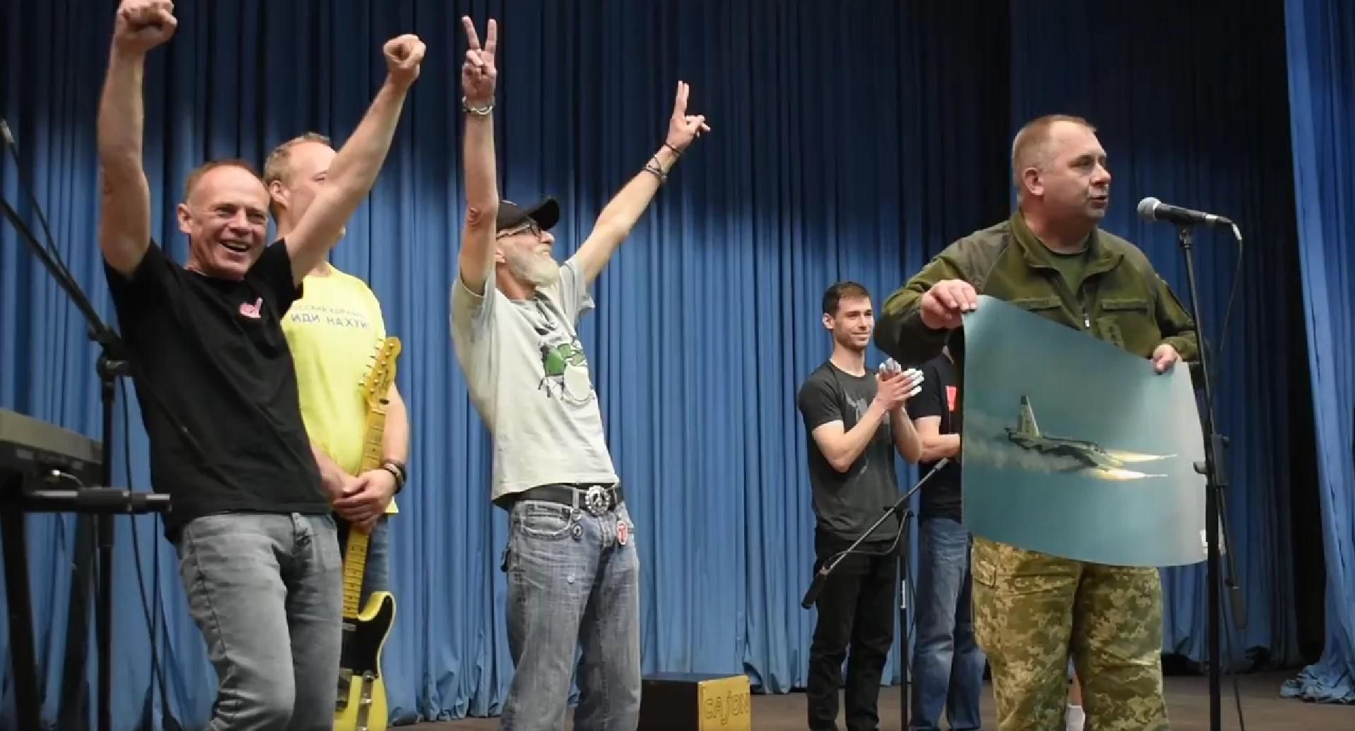 Легендарные "Братья Гадюкины" выступили перед "защитниками неба" - Showbiz Легендарные "Братья Гадюкины" выступили перед "защитниками неба" - Showbiz