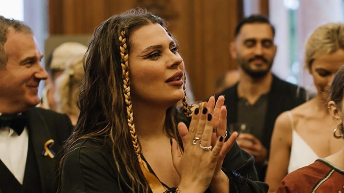 "Я ніколи не була така зла" солістка KAZKA на два дні застрягла в аеропорту Дубліна - Showbiz "Я ніколи не була така зла" солістка KAZKA на два дні застрягла в аеропорту Дубліна - Showbiz