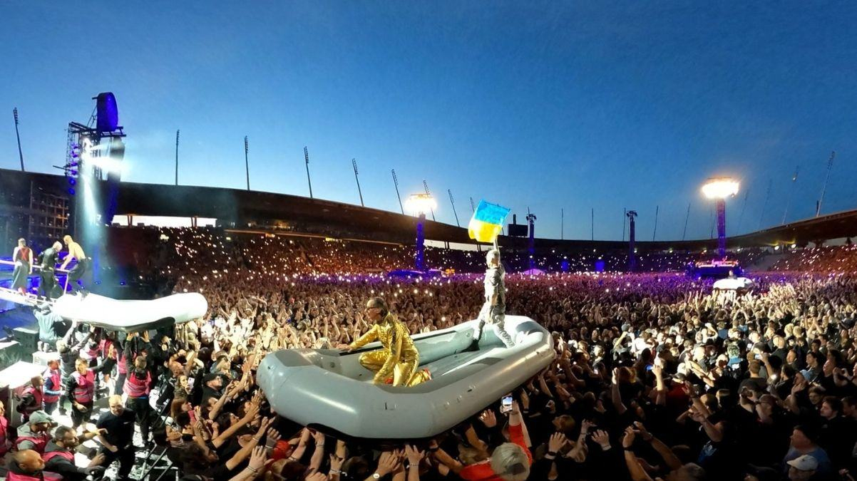 Легендарные Rammstein поддержали Украину  на концерте развернули сине-желтый флаг - Showbiz