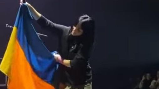 Билли Айлиш поцеловала украинский флаг на своем концерте: как этому помогла Jerry Heil