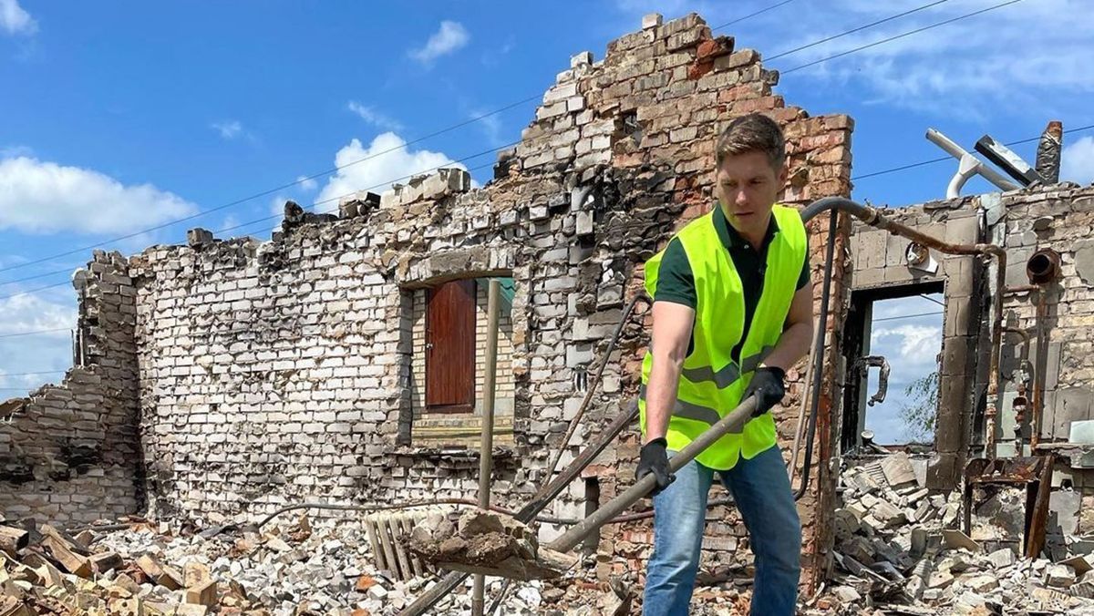 "Все хотят нормальной, мирной жизни" Владимир Остапчук принялся разбирать завалы в Бородянке - Showbiz "Все хотят нормальной, мирной жизни" Владимир Остапчук принялся разбирать завалы в Бородянке - Showbiz