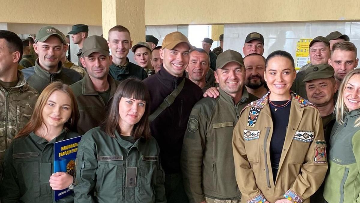 Даша Астаф'єва виступила для військових у Гостомелі  "Боялась розплакатися, боялась співати" - Showbiz
