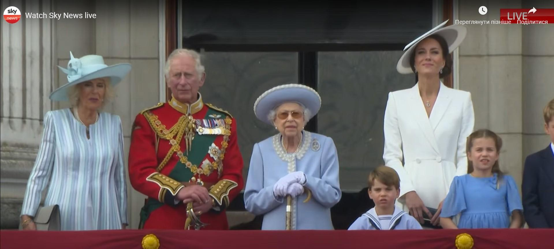 Королева Великої Британії святкує ювілей  кого можна було побачити на параді - Showbiz