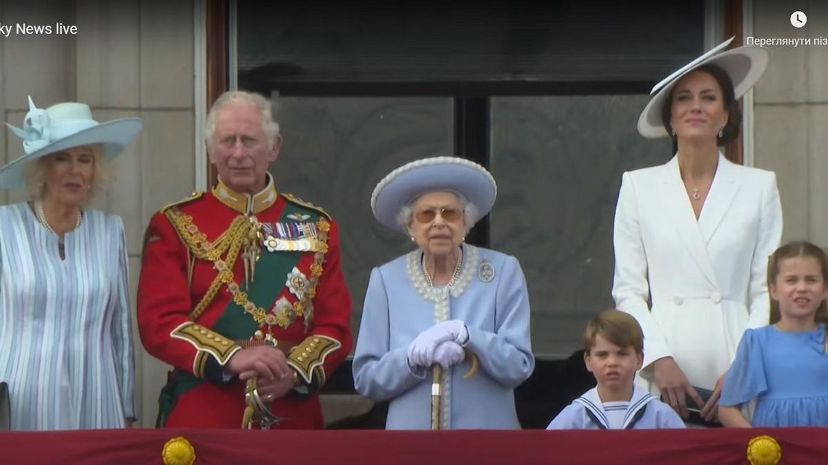 Королева Великобритании празднует юбилей  кого можно было увидеть на параде - Showbiz