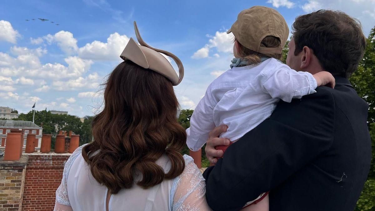 "Так мило" принцесса Евгения в платиновый юбилей королевы очаровала фото с сыном и мужем - Showbiz "Так мило" принцесса Евгения в платиновый юбилей королевы очаровала фото с сыном и мужем - Showbiz