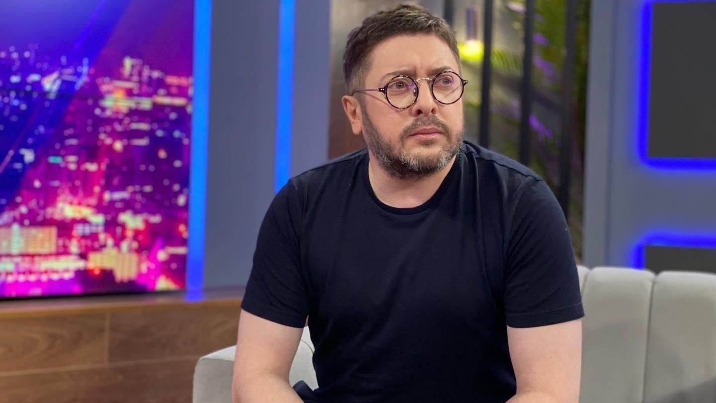 Алексей Суханов рассказал, как его родня из России отреагировала на слова о бомбардировках - Showbiz Алексей Суханов рассказал, как его родня из России отреагировала на слова о бомбардировках - Showbiz