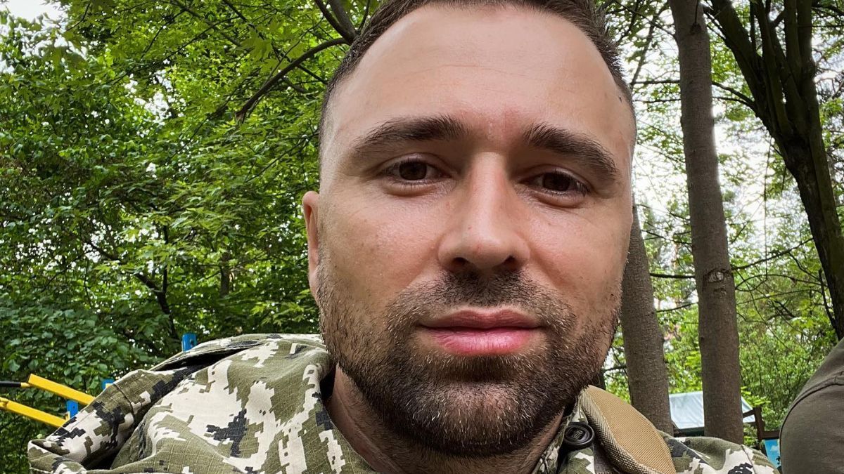 У військовій формі та зі зброєю в руках  ексхолостяк Максим Михайлюк приєднався до ЗСУ - Showbiz