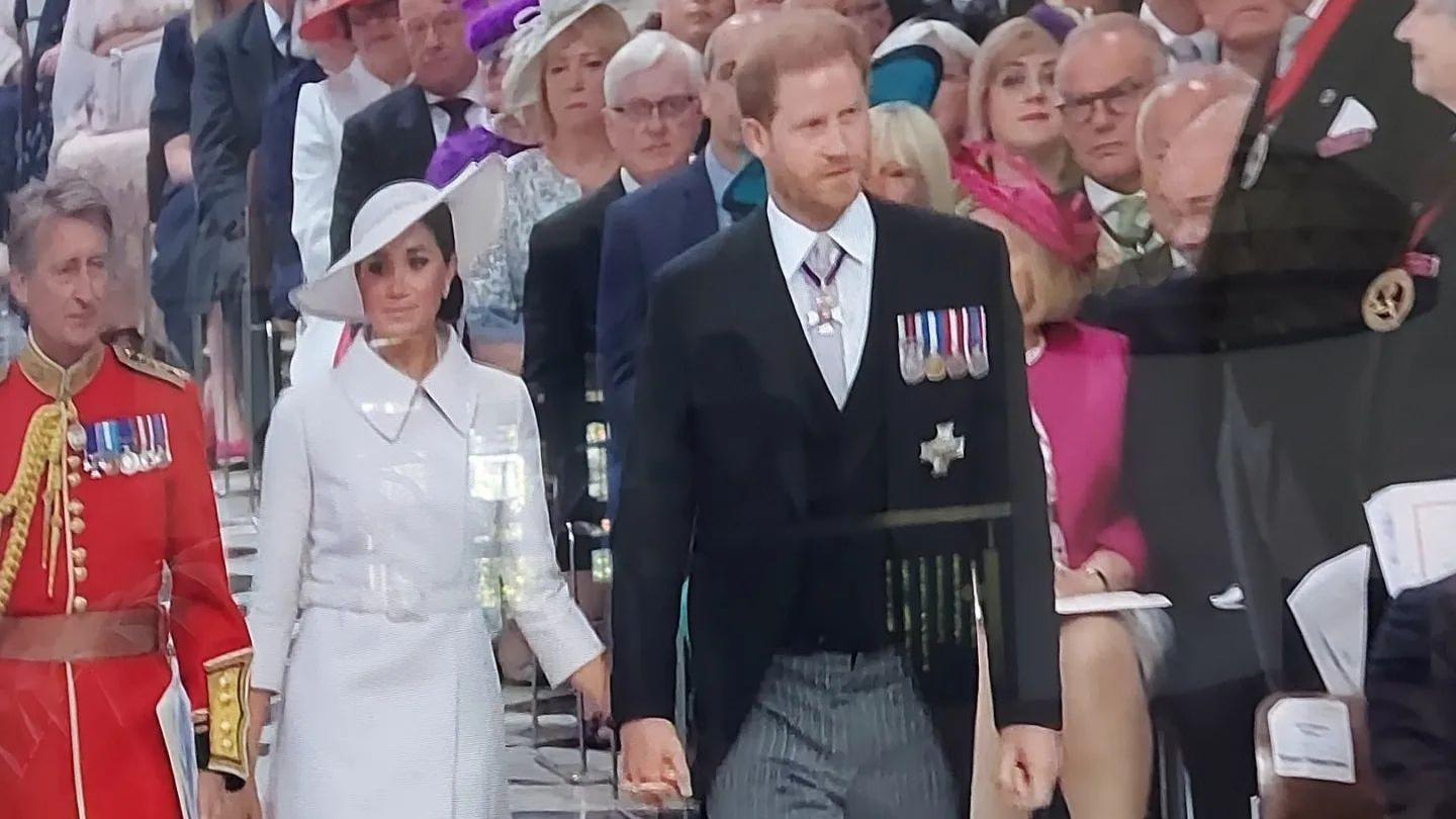 Меган Маркл та принц Гаррі приєднались до королівської сім'ї на святкову службу  відео - Showbiz