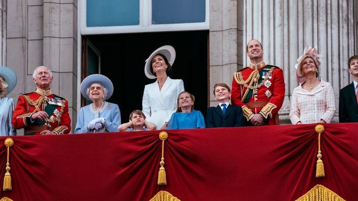 Озорник Луи  младший сын Кейт Миддлтон и принца Уильяма рассмешил публику на параде в Лондоне - Showbiz