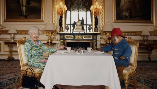 З ведмедем Паддінгтоном: Єлизавета II знялась у кумедному відео й показала, що носить у сумці
