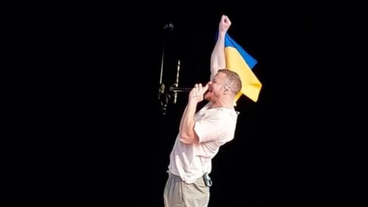 Фронтмен Imagine Dragons поднял флаг Украины на концерте в Праге его подарила харьковчанка - Showbiz Фронтмен Imagine Dragons поднял флаг Украины на концерте в Праге его подарила харьковчанка - Showbiz