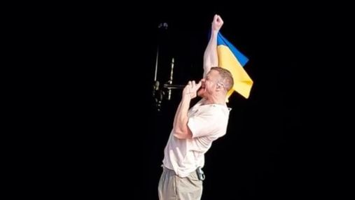 Фронтмен Imagine Dragons поднял флаг Украины на концерте в Праге: его подарила харьковчанка
