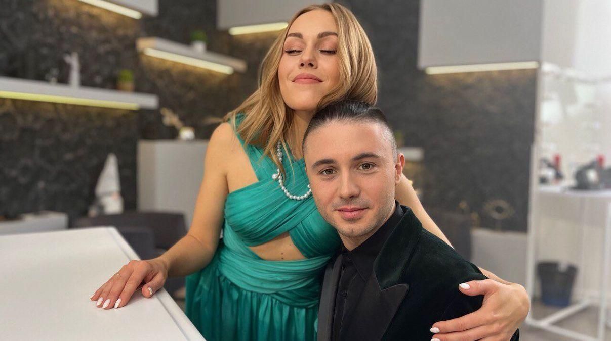 Він має бути там, – Alyosha зі сльозами на очах розповіла про коханого, який в теробороні - Showbiz Він має бути там, – Alyosha зі сльозами на очах розповіла про коханого, який в теробороні - Showbiz