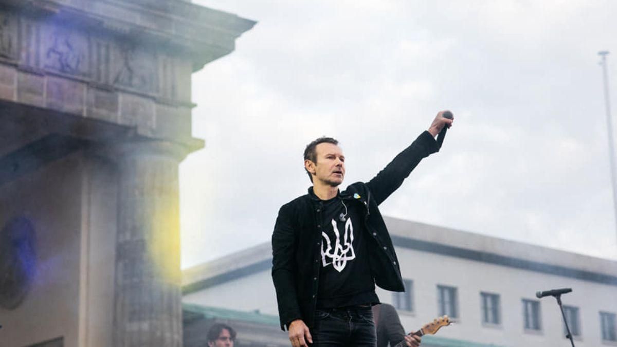 Святослав Вакарчук вкотре виступив перед військовими заспівав "Ой, чий то кінь стоїть" - Showbiz Святослав Вакарчук вкотре виступив перед військовими заспівав "Ой, чий то кінь стоїть" - Showbiz