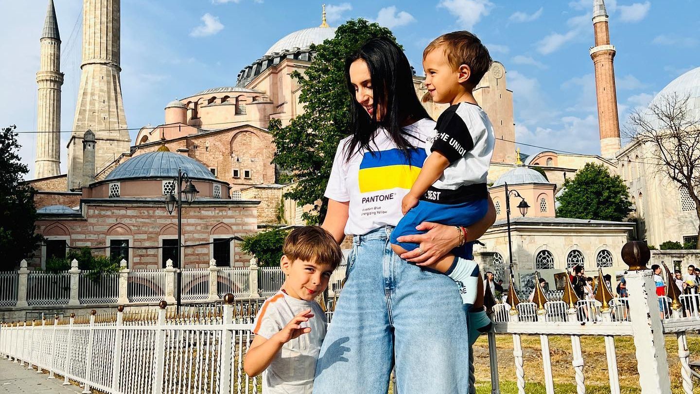 Вперше за три місяці Джамала вийшла на прогулянку у центр Стамбула - Showbiz Вперше за три місяці Джамала вийшла на прогулянку у центр Стамбула - Showbiz