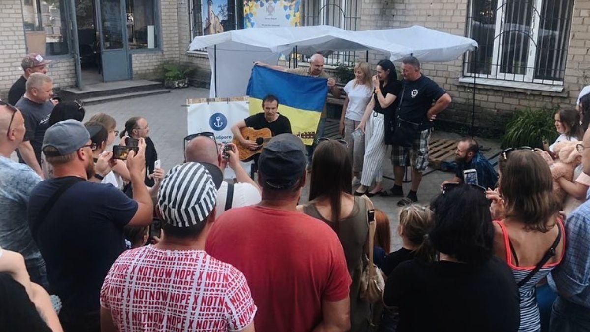 Святослав Вакарчук заспівав для переселенців з Маріуполя  в яке місто приїхав артист - Showbiz