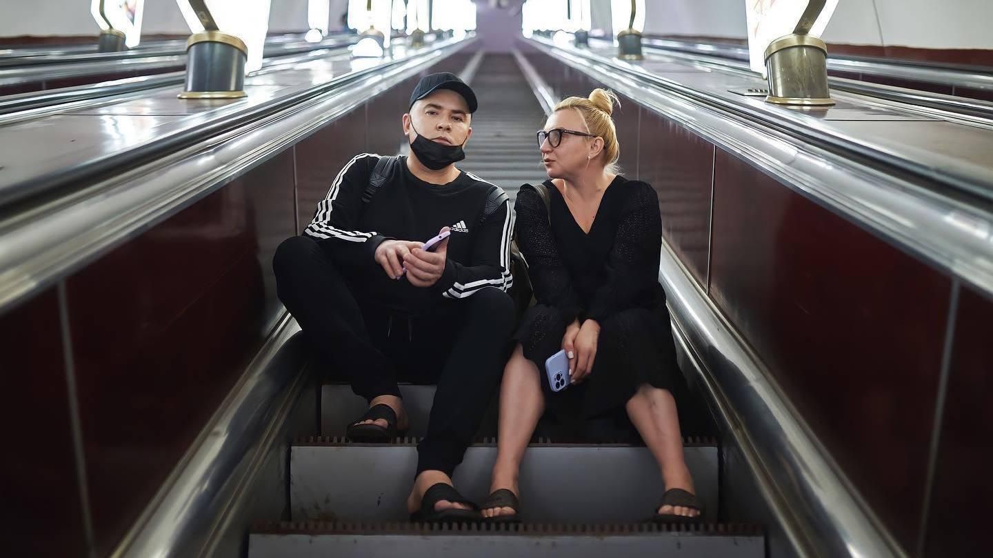 "После концерта" Андрей Данилко с "мамой" Сердючки без грима прогулялся по Киеву - Showbiz "После концерта" Андрей Данилко с "мамой" Сердючки без грима прогулялся по Киеву - Showbiz