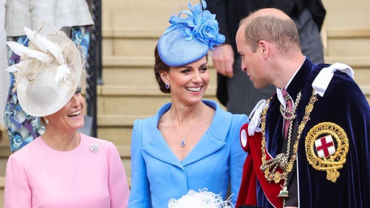 Кейт Миддлтон ошеломила ярким образом в голубом платье фото с мужем - Showbiz Кейт Миддлтон ошеломила ярким образом в голубом платье фото с мужем - Showbiz