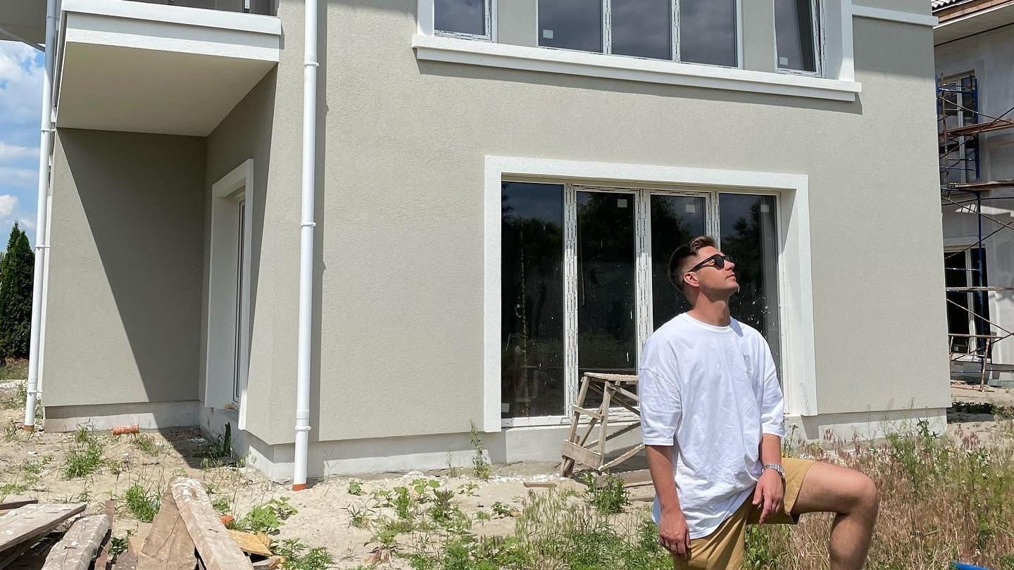 После деоккупации Киевщины Остапчуки все же решили достроить дом "Верим в ВСУ" - Showbiz После деоккупации Киевщины Остапчуки все же решили достроить дом "Верим в ВСУ" - Showbiz