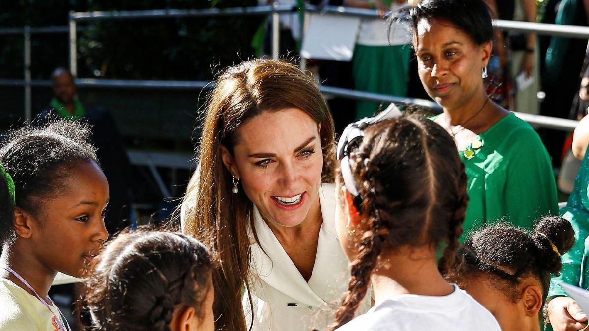 У білій сукні Кейт Міддлтон втретє повторила елегантний образ - Showbiz У білій сукні Кейт Міддлтон втретє повторила елегантний образ - Showbiz