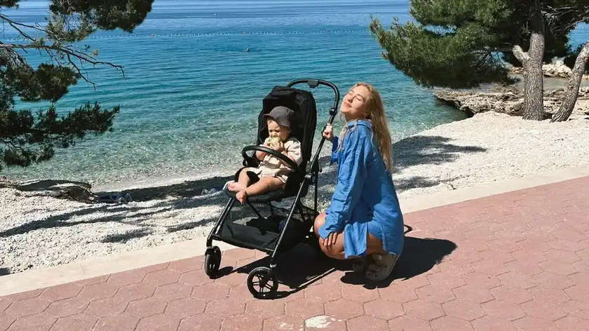 Даша Квіткова з сином відпочиває у Хорватії  фото з морського узбережжя - Showbiz