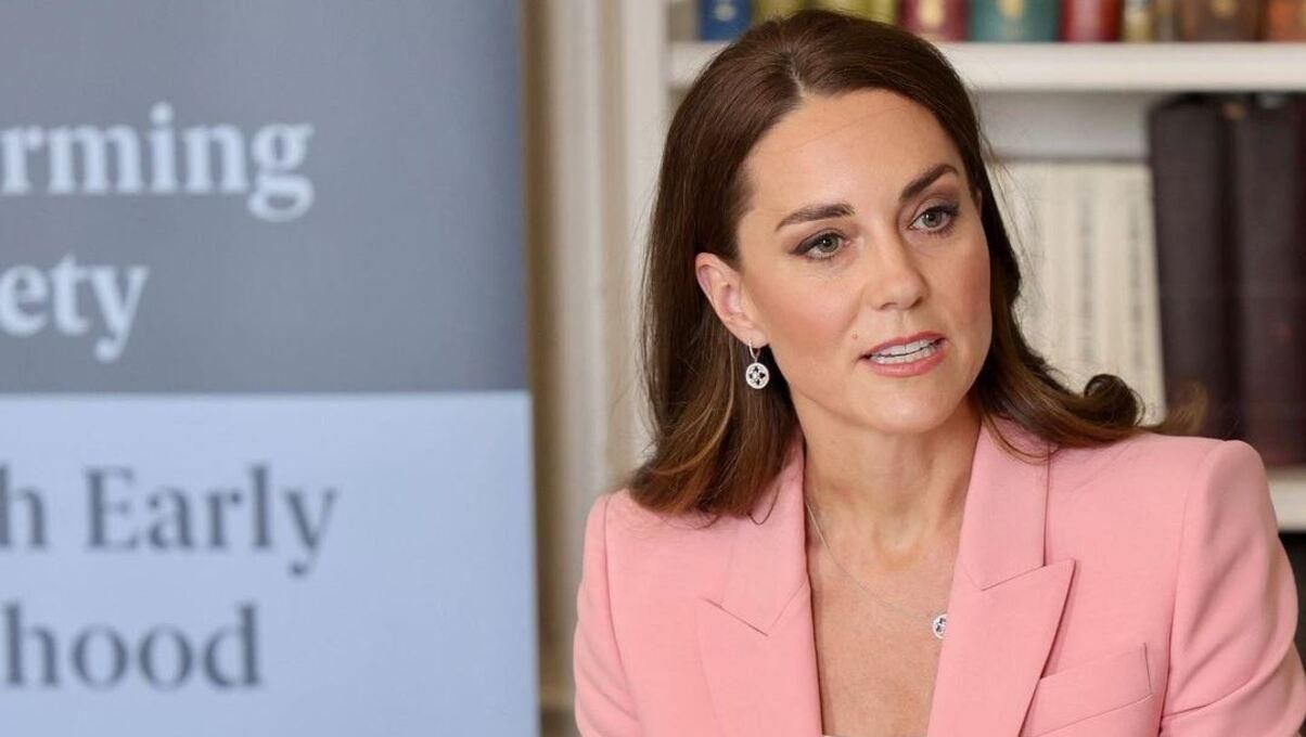 Кейт Миддлтон села за круглый стол в розовом костюме стильный образ герцогини - Showbiz Кейт Миддлтон села за круглый стол в розовом костюме стильный образ герцогини - Showbiz