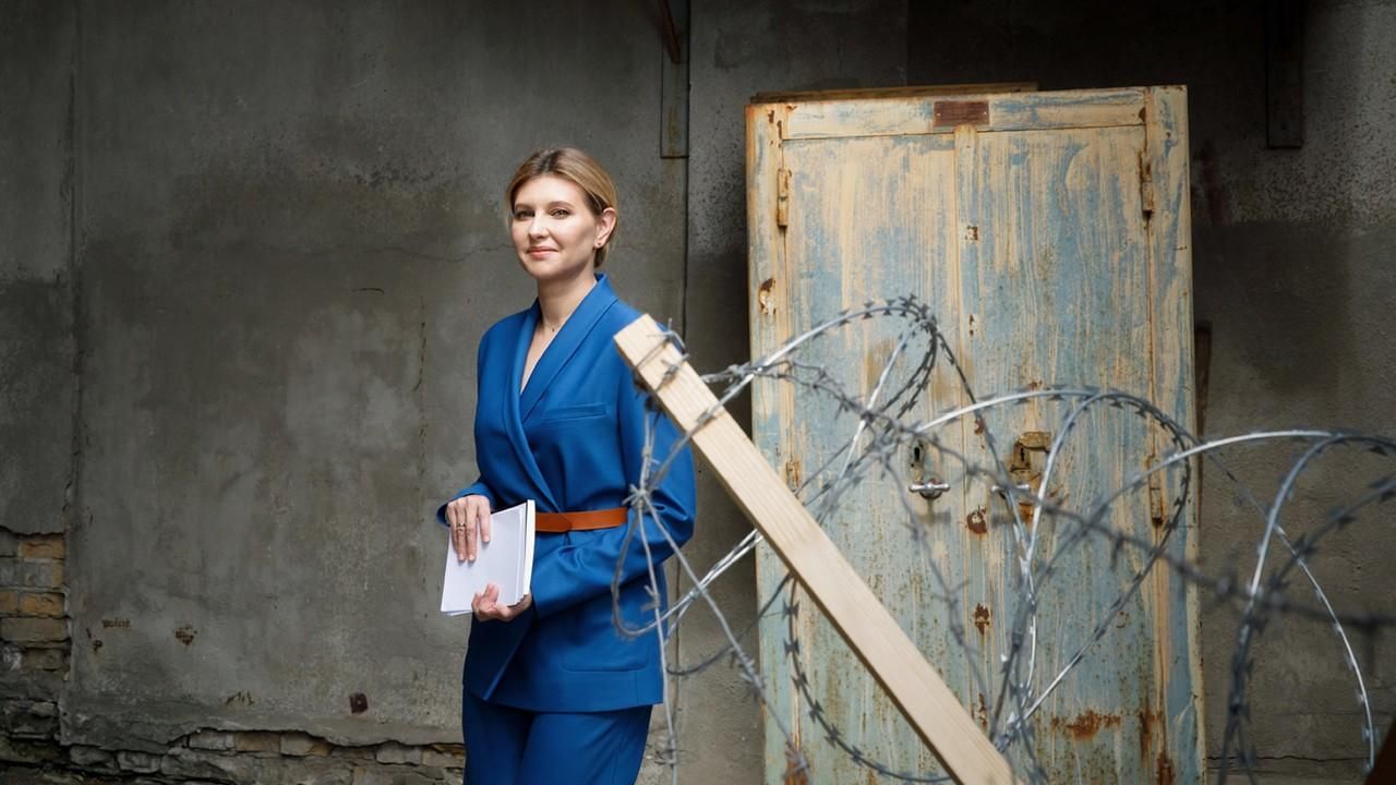 Усміхнена і в костюмі електрик  Олена Зеленська в зйомці та інтерв'ю для Economist - Showbiz