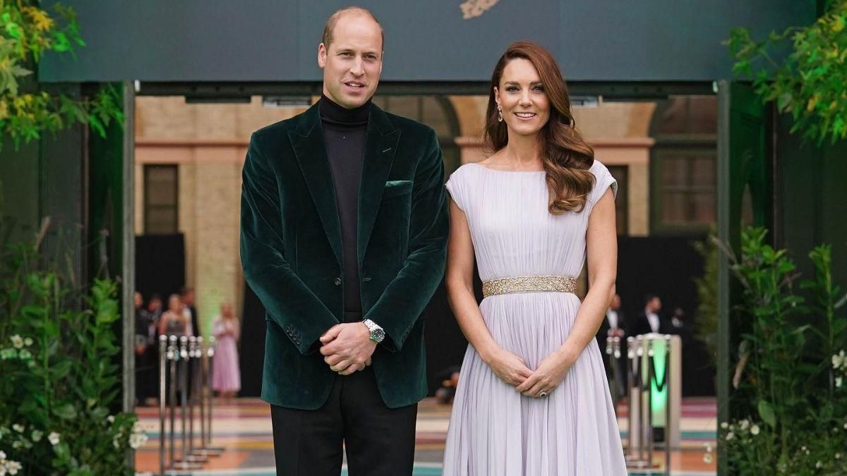 У білосніжному костюмі Кейт Міддлтон в Лондоні показала стриманий і ніжний образ - Showbiz У білосніжному костюмі Кейт Міддлтон в Лондоні показала стриманий і ніжний образ - Showbiz