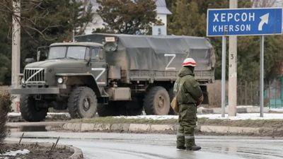 Заставляют воевать против Украины: в Херсонской области оккупанты похищают и пытают мужчин