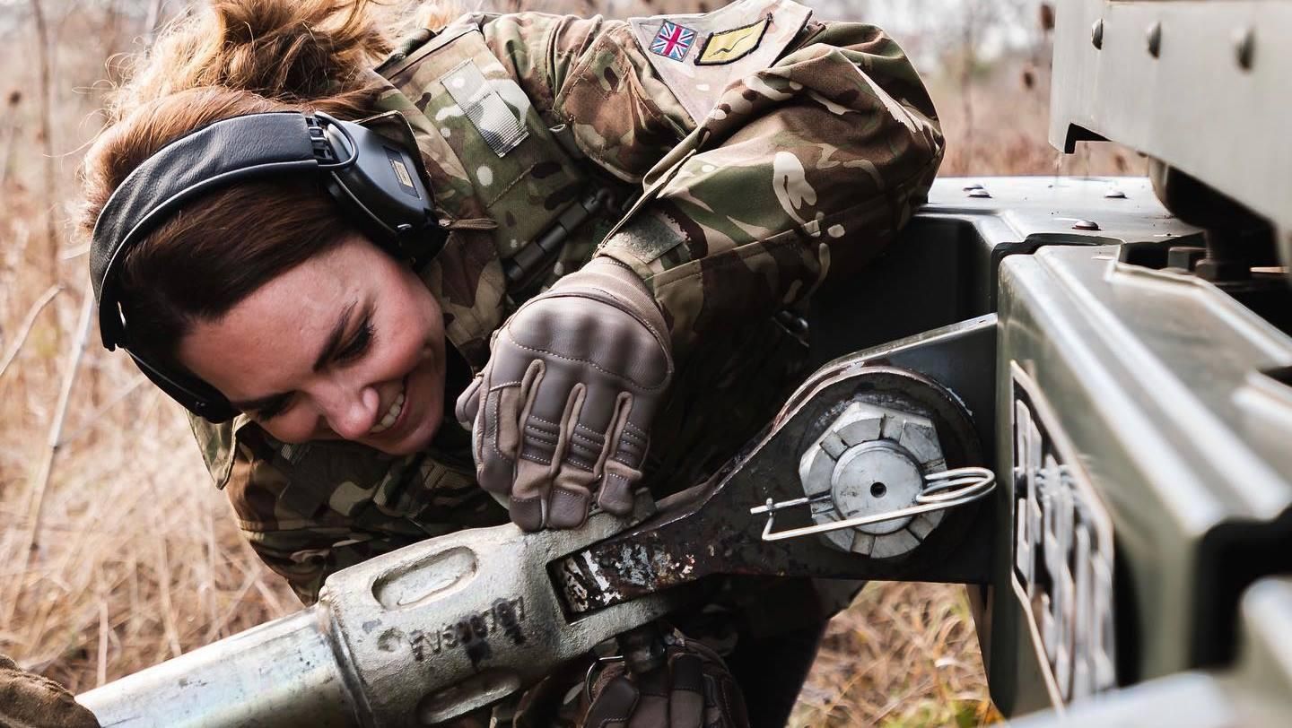 Кейт Миддлтон встретилась с военными: в каком образе была герцогиня Кейт Миддлтон встретилась с военными: в каком образе была герцогиня