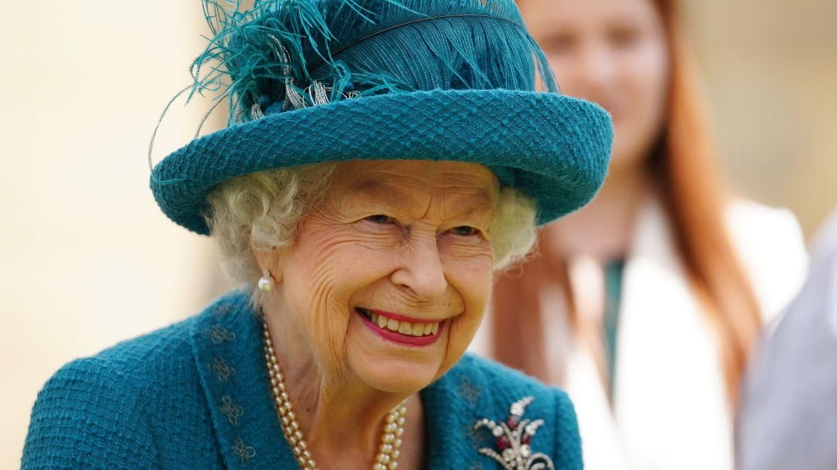 Королева Елизавета II приехала в Шотландию в голубом пальто