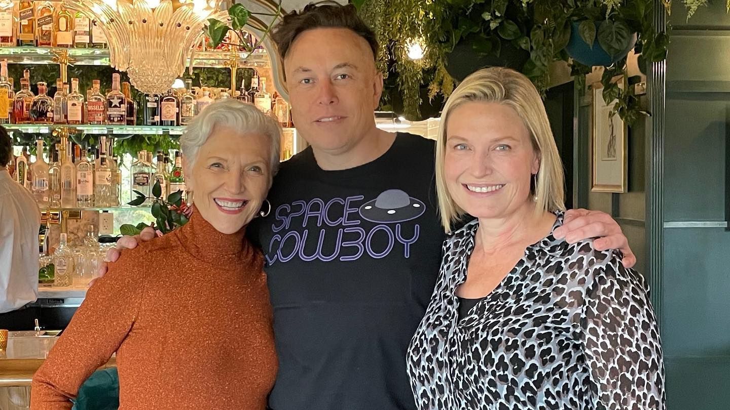 Мама Илона Маска показала сына в шляпе в день рождения Мама Илона Маска показала сына в шляпе в день рождения