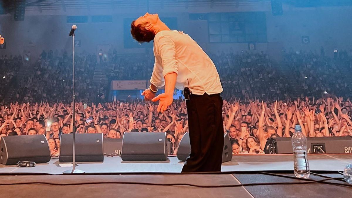 Святослав Вакарчук на концертах в Варшаве показал России средний палец Святослав Вакарчук на концертах в Варшаве показал России средний палец