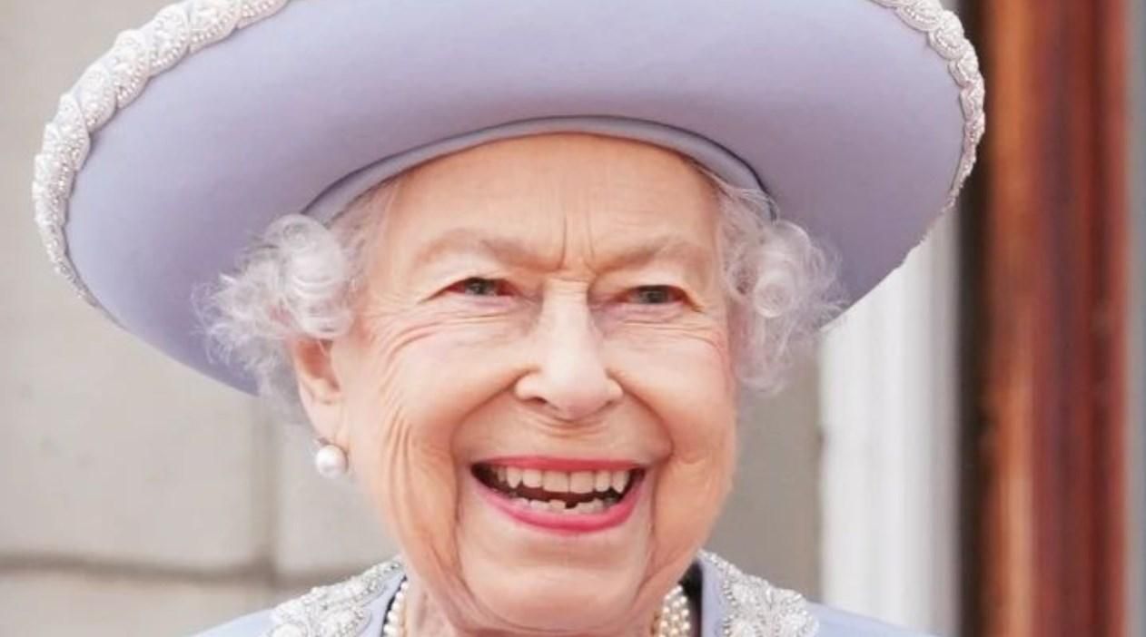 Елизавета II на приеме в Шотландии: что одела королева - Showbiz