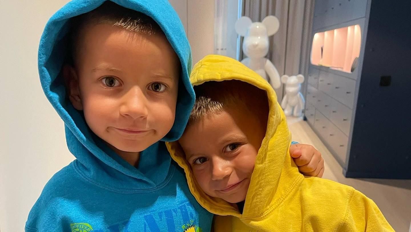 Сыновья Монатика прочитали строки из песни певца: милое видео Сыновья Монатика прочитали строки из песни певца: милое видео