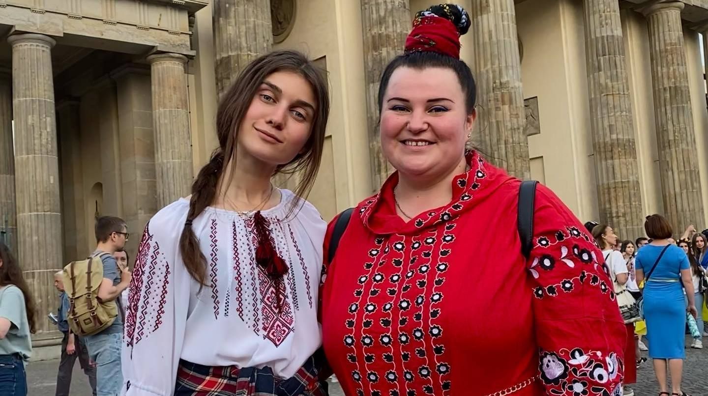 Jerry Heil та Alyona Alyona заспівали в кафе: відео з Варшави Jerry Heil та Alyona Alyona заспівали в кафе: відео з Варшави