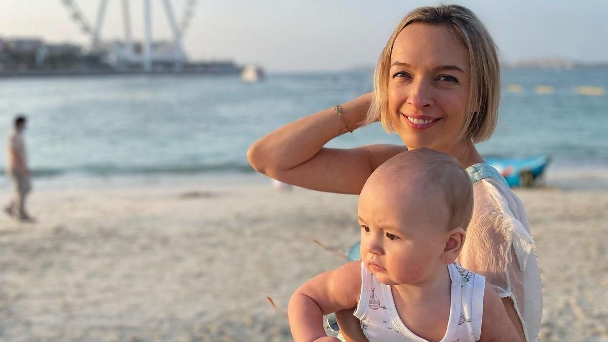 Василіса Фролова заспівала "Ой у лузі червона калина" в Дубаї Василіса Фролова заспівала "Ой у лузі червона калина" в Дубаї