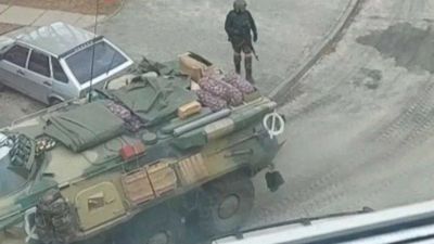 На Харьковщине голодные оккупанты грабят села: забирают у селян яйца и кур