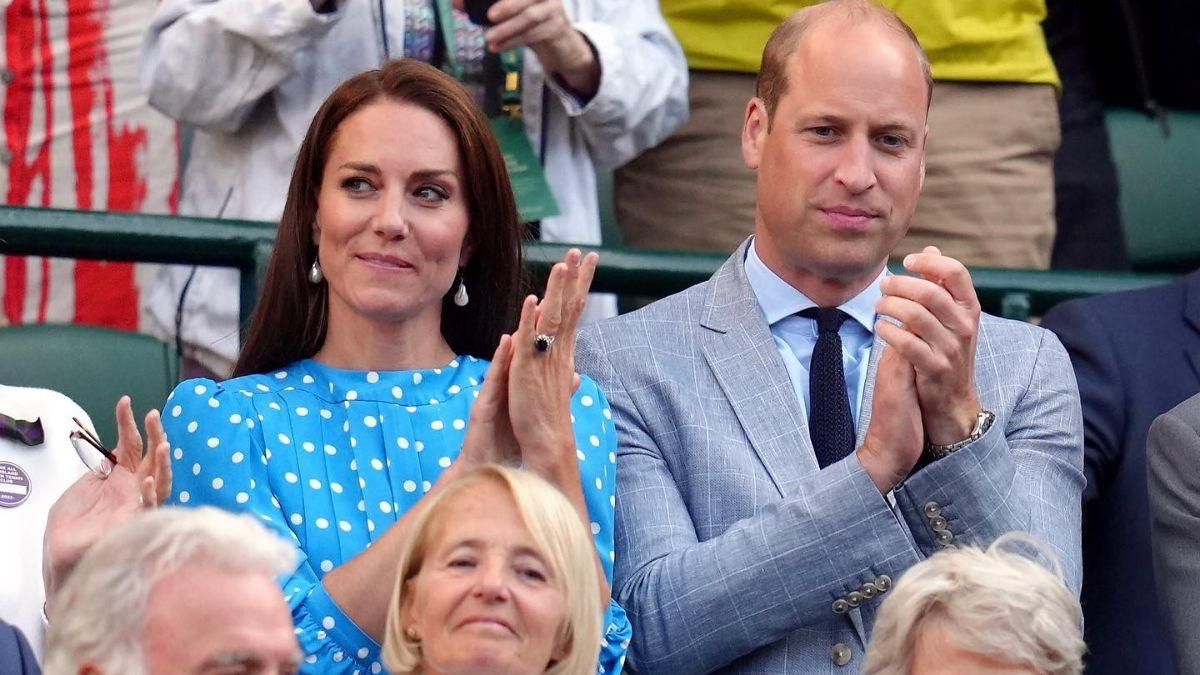 Кейт Міддлтон позувала в блакитній сукні в білий горошок Кейт Міддлтон позувала в блакитній сукні в білий горошок