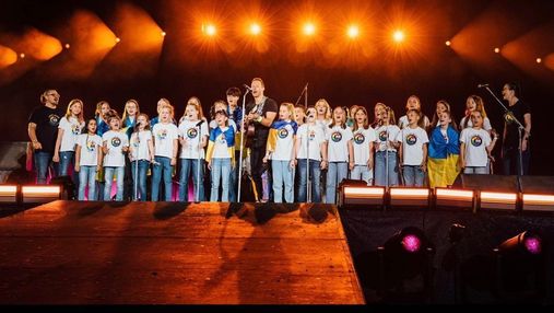Coldplay запросили на сцену українських дітей: щемливе відео, де вони співають про Супергероя