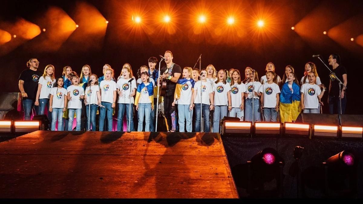 Группа Colplay спела с детьми из украинского детского хора - видео