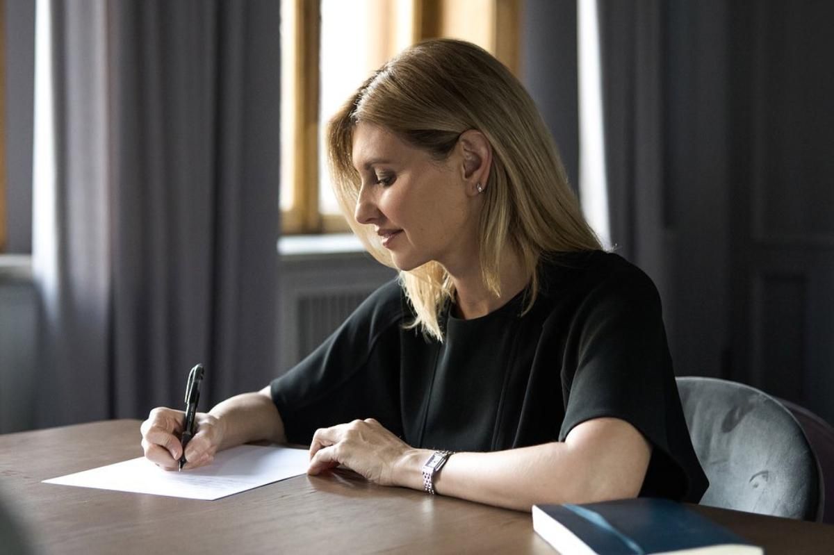 Зеленська написала лист любові, який відправили вінком по Дніпру Зеленська написала лист любові, який відправили вінком по Дніпру