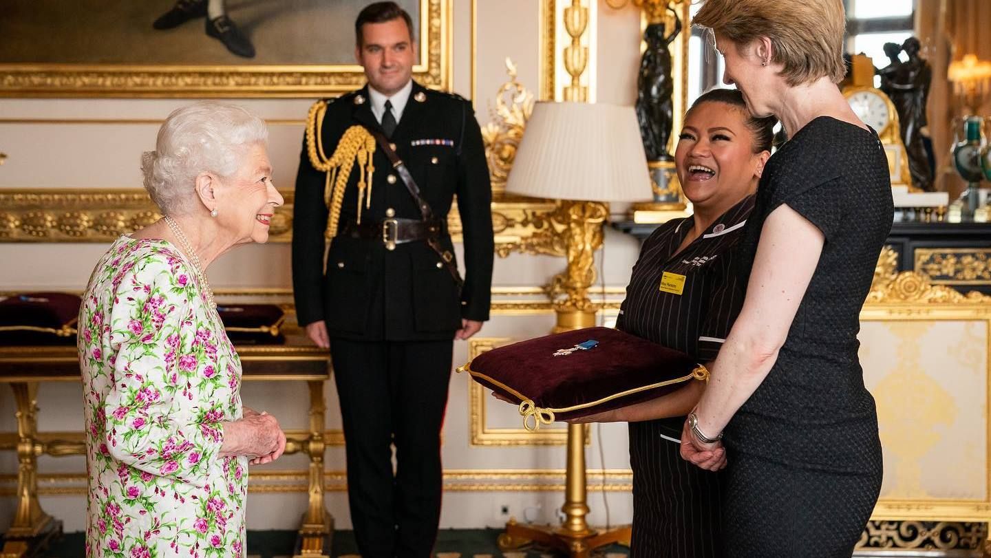 Елизавета II надела цветочное платье на вручение награды медикам. Елизавета II надела цветочное платье на вручение награды медикам.