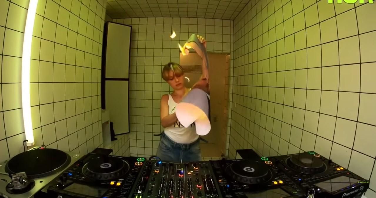 Звезды поддерживают Украину - диджейка из Америки сожгла портрет путина Звезды поддерживают Украину - диджейка из Америки сожгла портрет путина