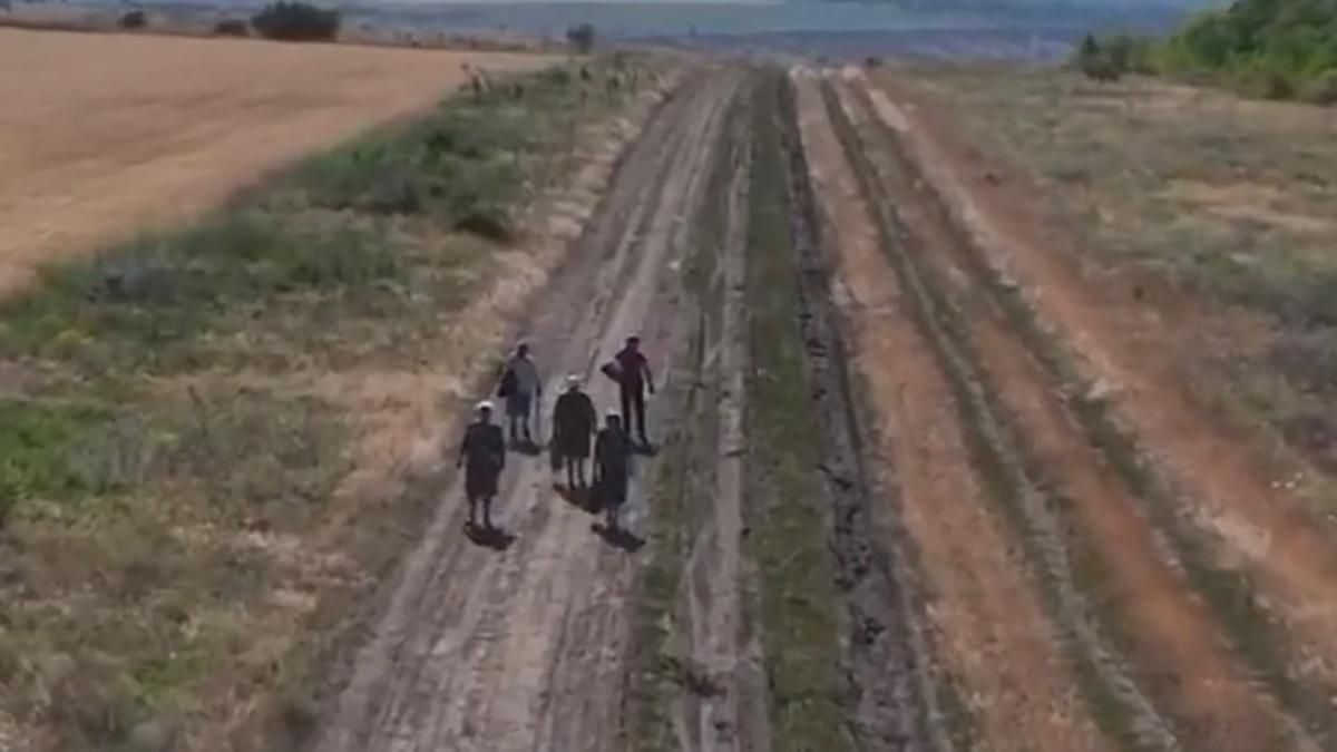 Макс Барских показал, как люди пешком бегут из оккупированной Херсонщины - фото Макс Барских показал, как люди пешком бегут из оккупированной Херсонщины - фото