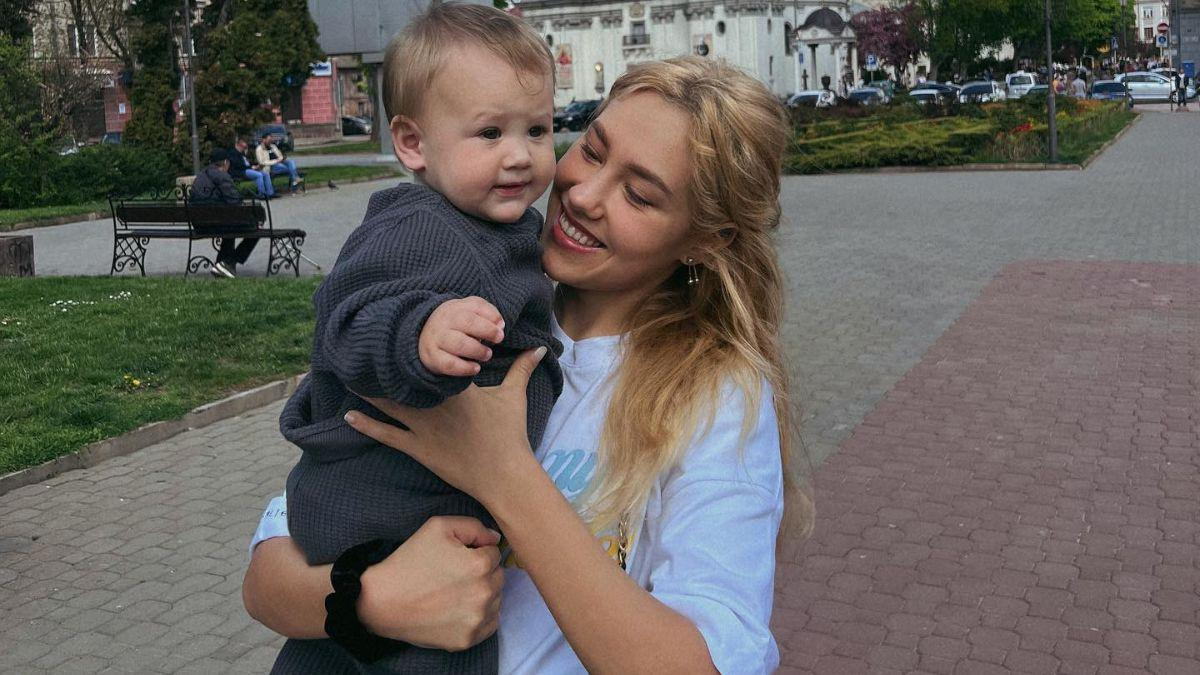 Даша Квіткова з сином виїде з України